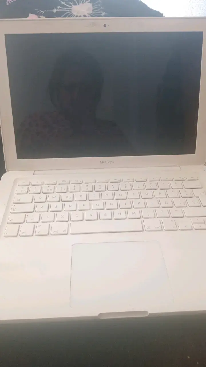 MacBook blanco en buen estado - 2