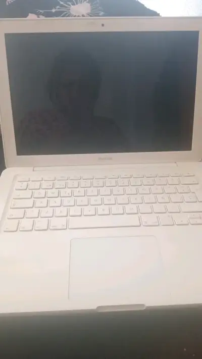 MacBook blanco en buen estado - miniatura 2