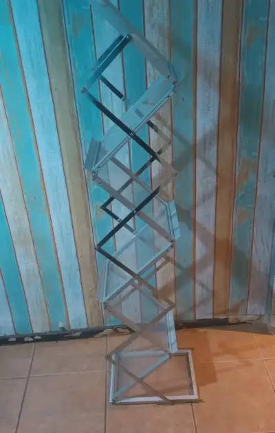 Estante plegable de metal para exhibición - miniatura 1