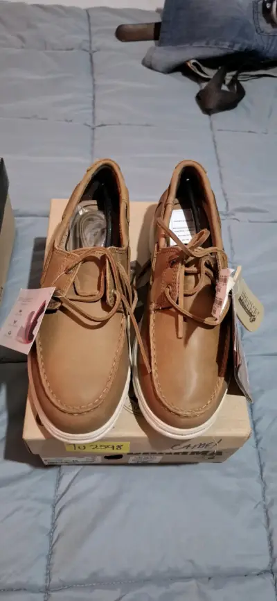 Zapatos de cuero En tres marcas de camarrón nuevos - miniatura 1