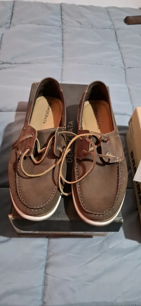 Zapatos de cuero En tres marcas de camarrón nuevos - 2