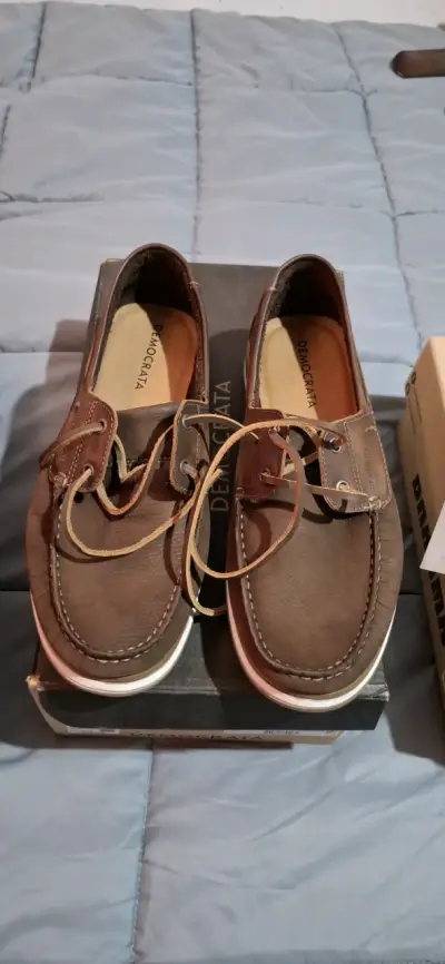 Zapatos de cuero En tres marcas de camarrón nuevos - miniatura 2
