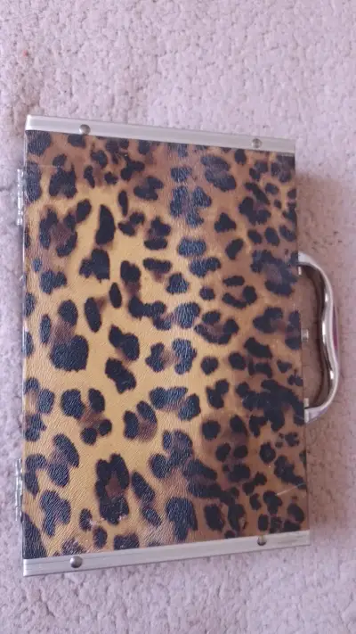 Maletín con diseño de leopardo - miniatura 1