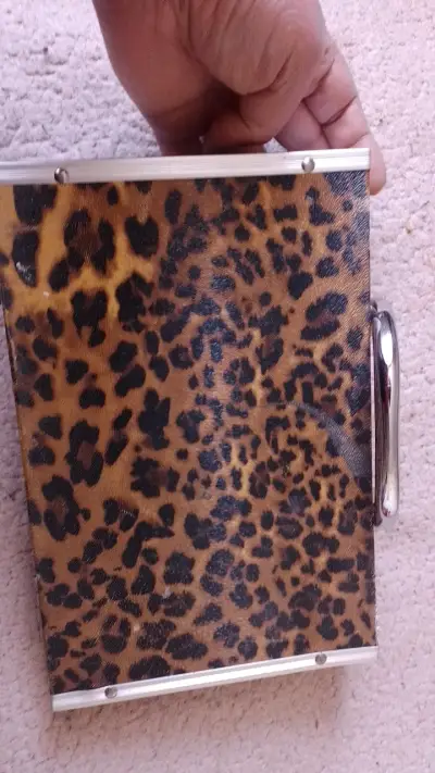 Maletín con diseño de leopardo - miniatura 2