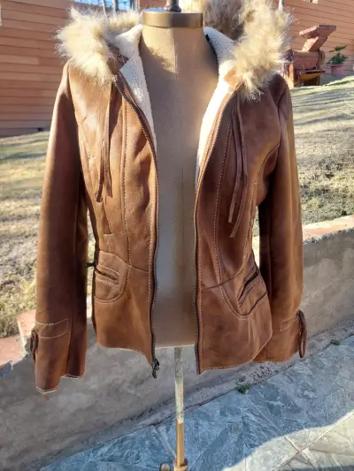 Chaqueta de cuero marrón con capucha de piel - miniatura 1
