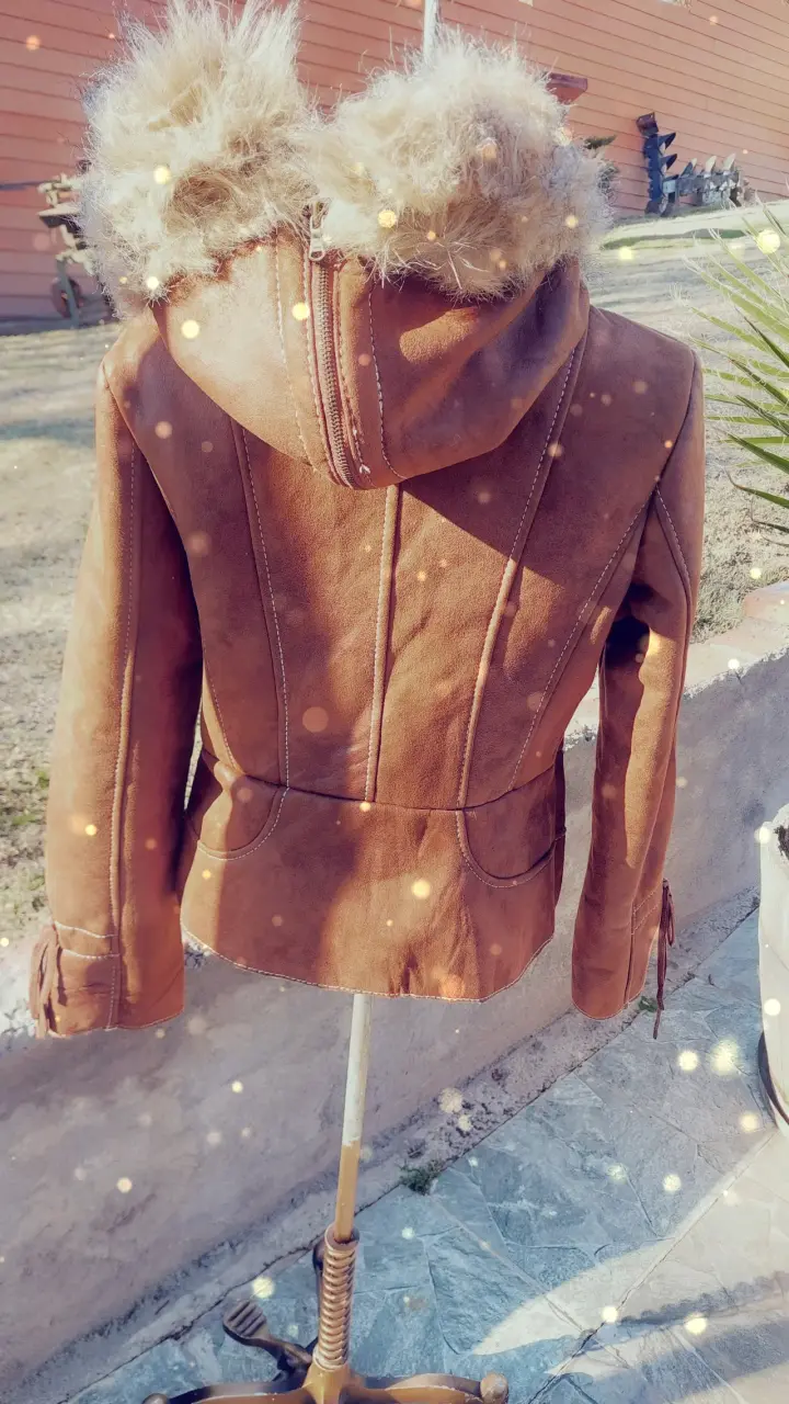 Chaqueta de cuero marrón con capucha de piel - 2