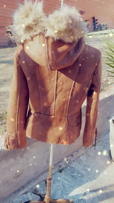 Chaqueta de cuero marrón con capucha de piel - miniatura 2