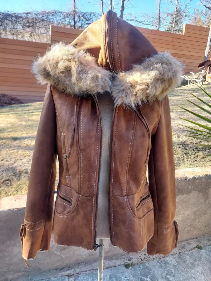 Chaqueta de cuero marrón con capucha de piel - 3