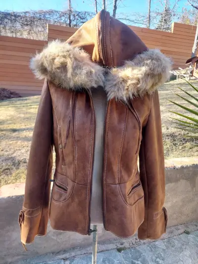 Chaqueta de cuero marrón con capucha de piel - miniatura 3