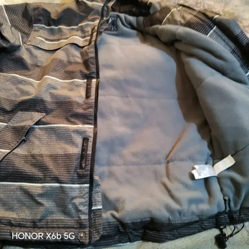Chaqueta impermeable con capucha a rayas - 2