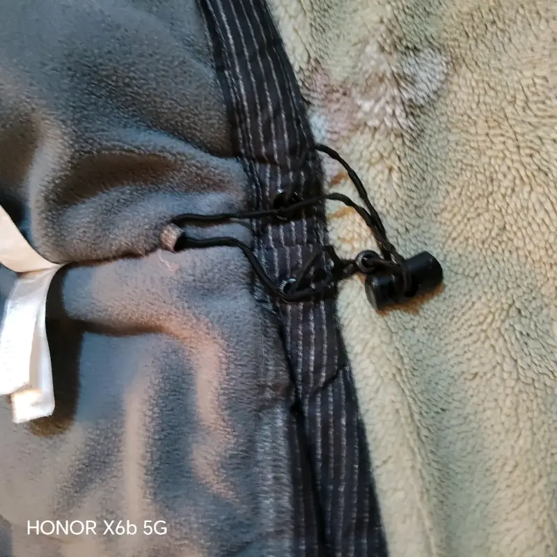 Chaqueta impermeable con capucha a rayas - 3