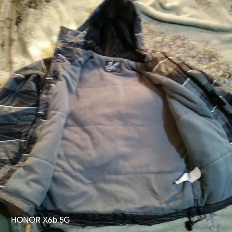 Chaqueta impermeable con capucha a rayas - 4