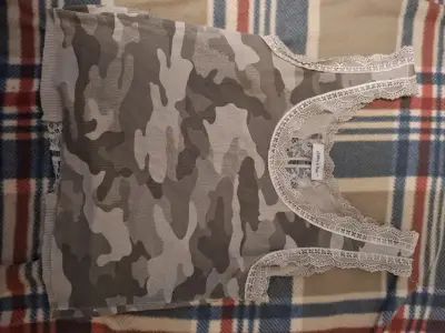 Polera sin mangas camuflaje con encaje - miniatura 1