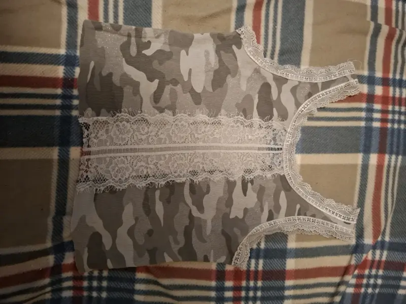 Polera sin mangas camuflaje con encaje - 3