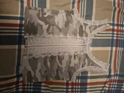 Polera sin mangas camuflaje con encaje - miniatura 3
