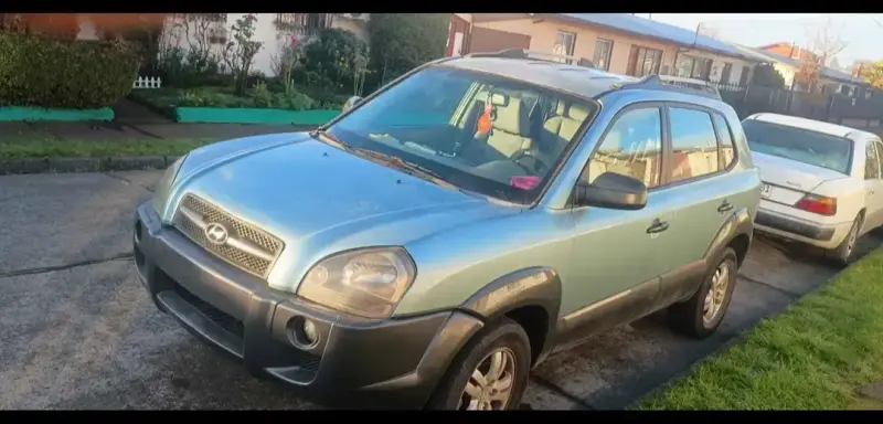 Hyundai Tucson SUV en buen estado - 2
