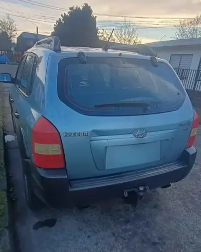 Hyundai Tucson SUV en buen estado - miniatura 4