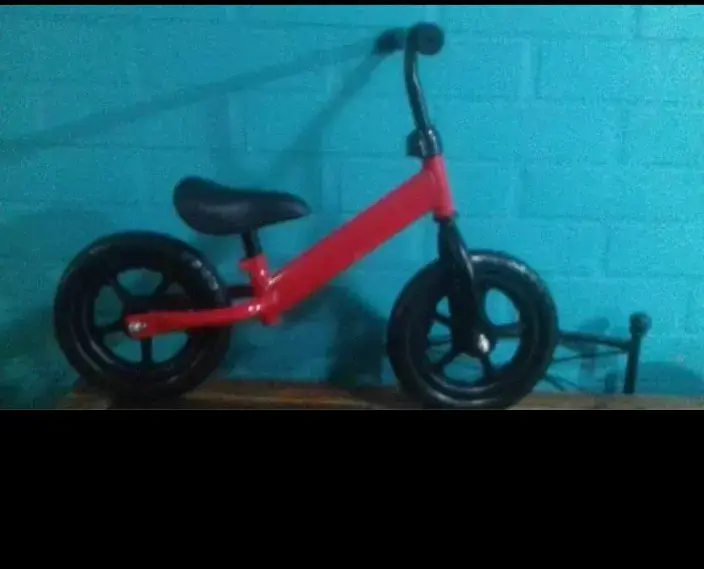 Bicicleta de equilibrio infantil roja