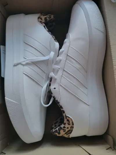 Zapatillas blancas con detalle animal print - miniatura 1