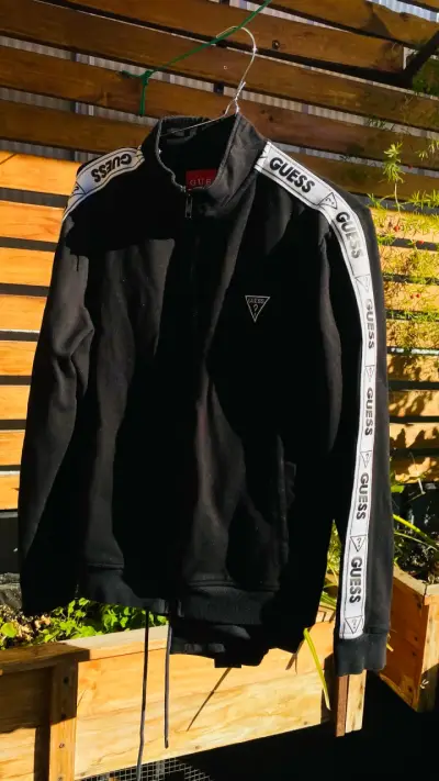 Chaqueta negra Guess con cierre y logo y Pantalón - miniatura 1
