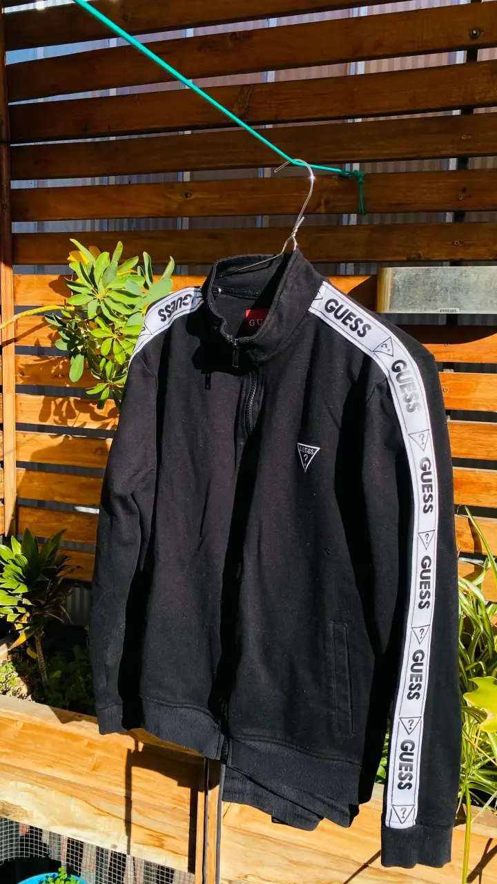 Chaqueta negra Guess con cierre y logo y Pantalón - 2