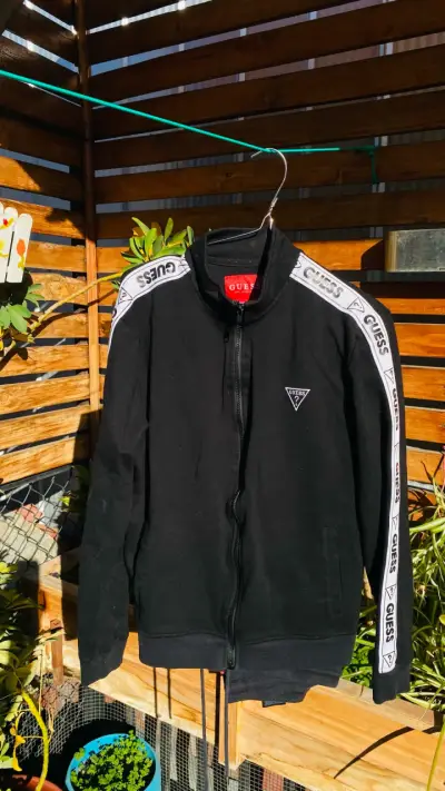 Chaqueta negra Guess con cierre y logo y Pantalón - miniatura 3