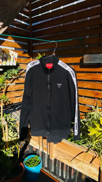 Chaqueta negra Guess con cierre y logo y Pantalón - miniatura 4