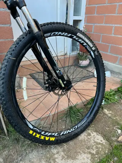 Bicicleta de montaña Upland con neumáticos Maxxis - miniatura 2