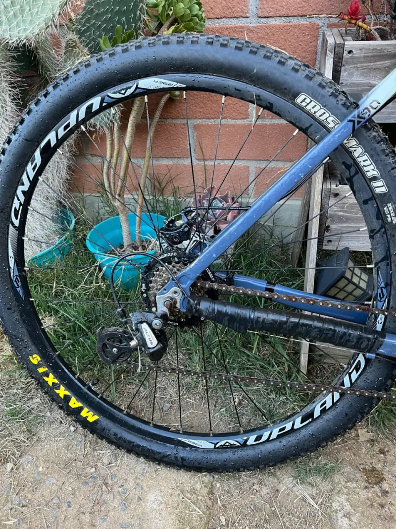 Bicicleta de montaña Upland con neumáticos Maxxis - 3