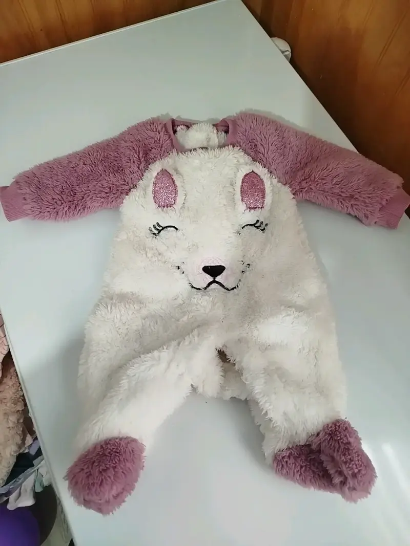 Enterito de bebé con diseño de conejo