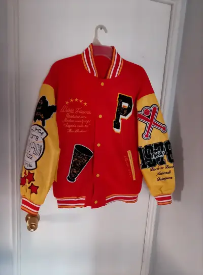Chaqueta varsity roja con parches - miniatura 1