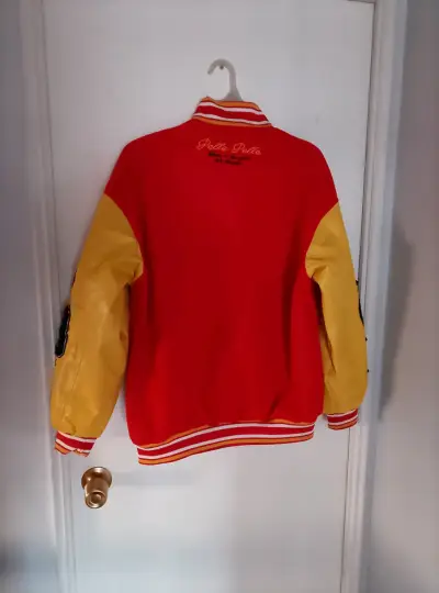 Chaqueta varsity roja con parches - miniatura 2