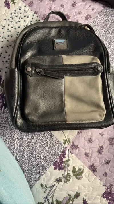 Mochila de cuero negra y beige, detalle del cierre - miniatura 1