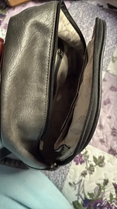 Mochila de cuero negra y beige, detalle del cierre - miniatura 2