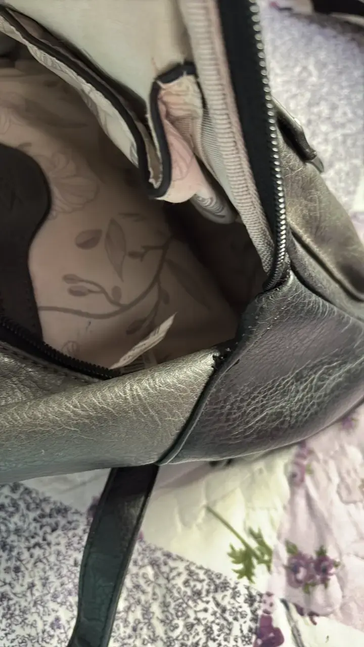 Mochila de cuero negra y beige, detalle del cierre - 3