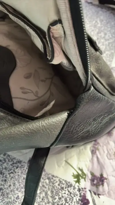 Mochila de cuero negra y beige, detalle del cierre - miniatura 3