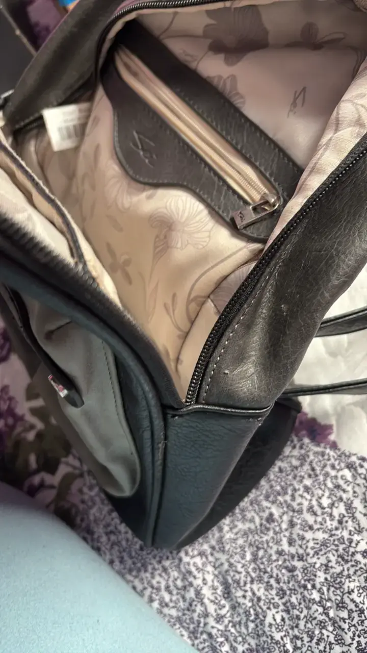 Mochila de cuero negra y beige, detalle del cierre - 4