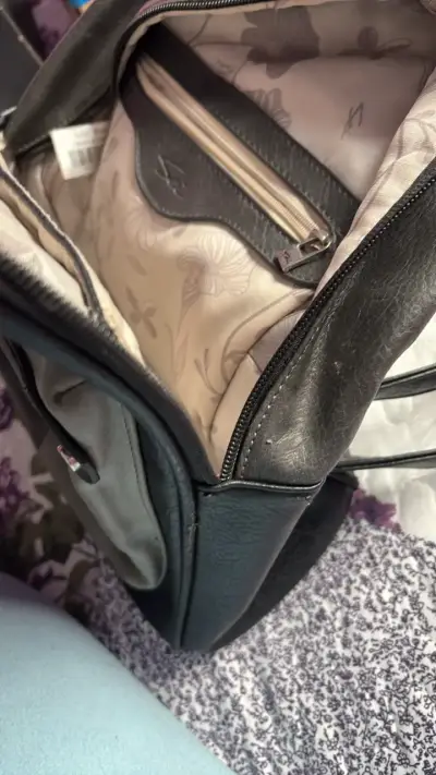 Mochila de cuero negra y beige, detalle del cierre - miniatura 4