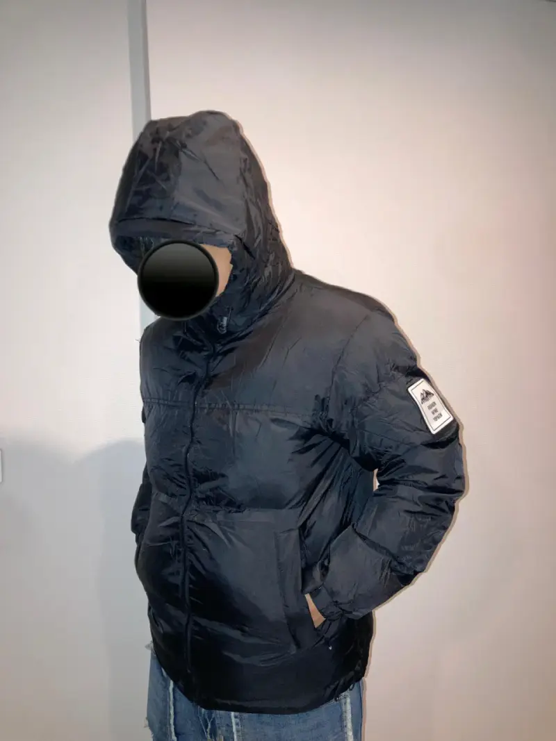 Chaqueta negra con capucha para hombre - 1