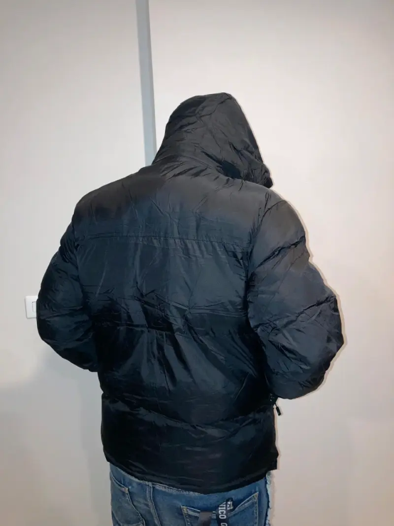 Chaqueta negra con capucha para hombre - 3