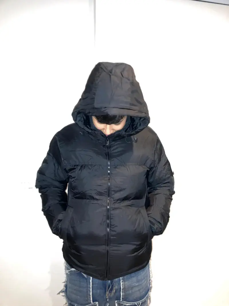 Chaqueta negra con capucha para hombre - 4