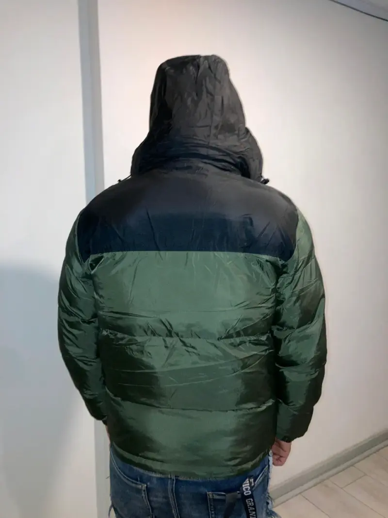 Chaqueta negra con capucha para hombre - 5