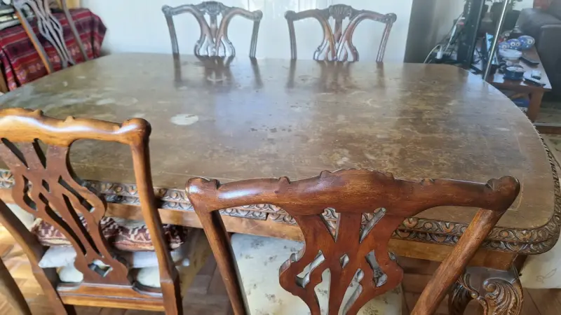 Mesa de madera antigua con detalles tallados - 1