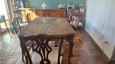 Mesa de madera antigua con detalles tallados - miniatura 2