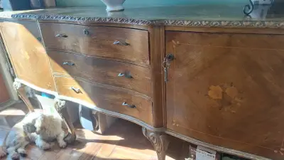Mesa de madera antigua con detalles tallados - miniatura 3