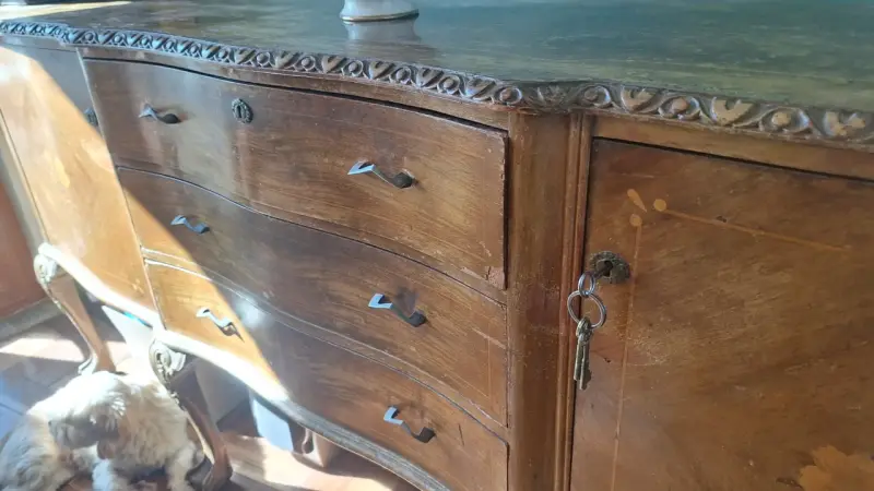Mesa de madera antigua con detalles tallados - 4