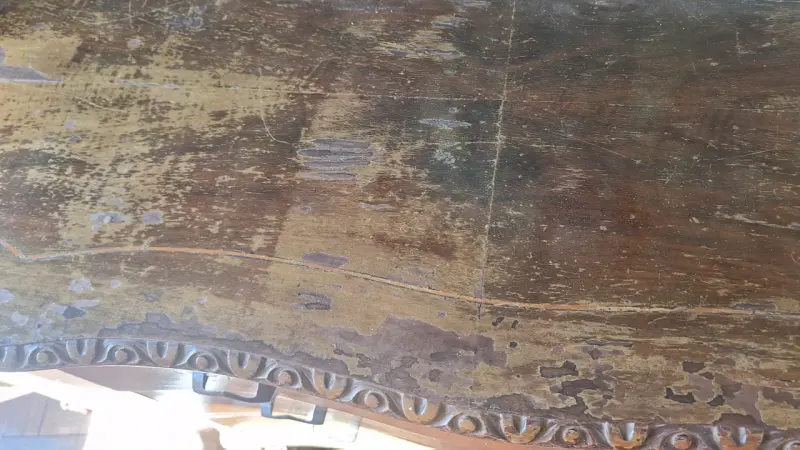 Mesa de madera antigua con detalles tallados - 6