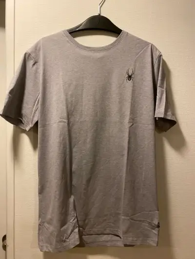 Polera gris con diseño de araña - miniatura 1