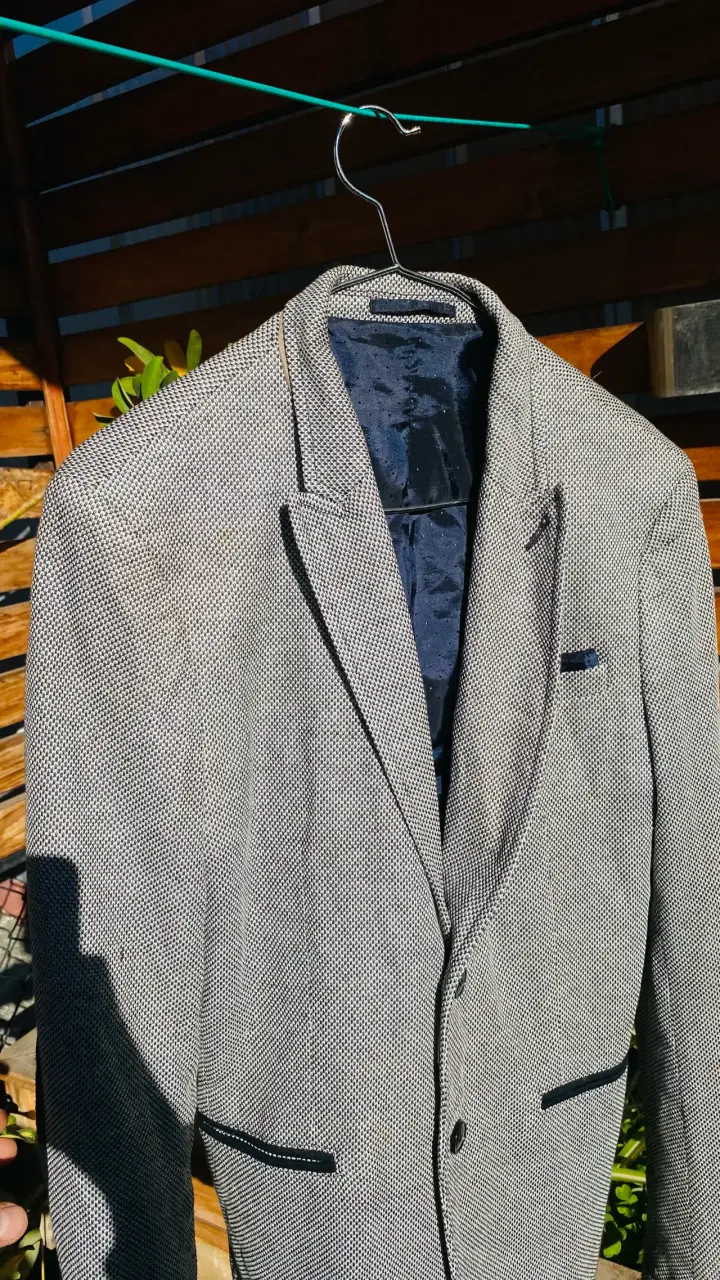 Blazer gris elegante para hombre - 2