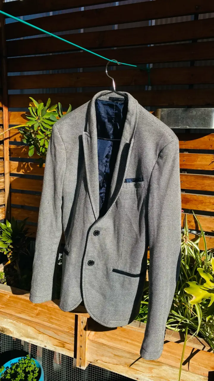 Blazer gris elegante para hombre - 4